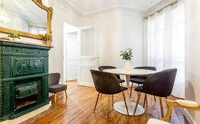 Abbesses - Superbe Appartement Avec Cheminees